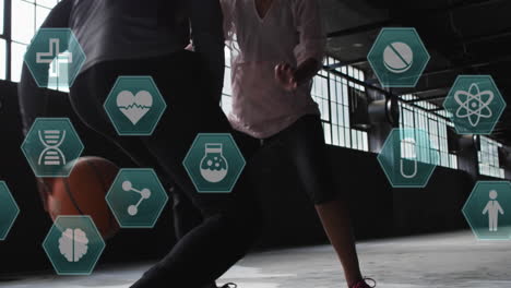 animación de iconos médicos sobre un hombre y una mujer jugando al baloncesto