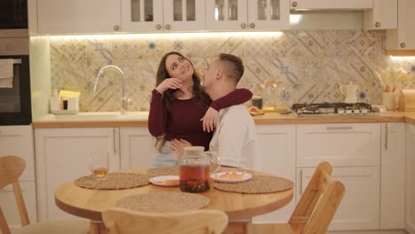 una pareja enamorada está pasando tiempo en casa.