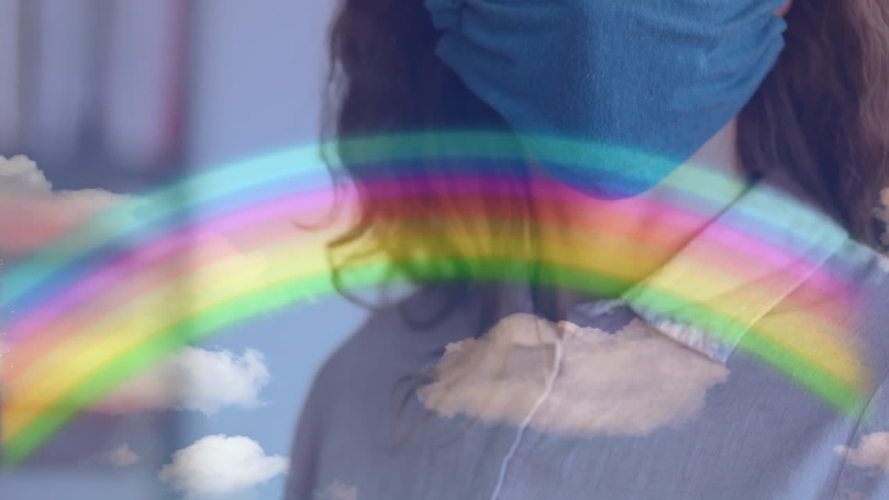 arco iris y cielo azul contra una mujer con una máscara facial