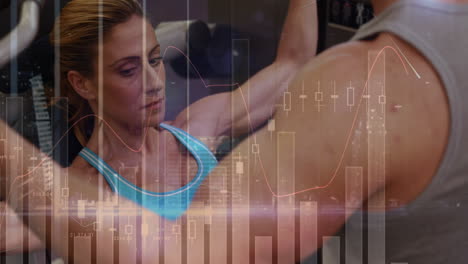 animación de estadísticas y procesamiento de datos sobre mujer caucásica en forma haciendo ejercicio con instructor masculino