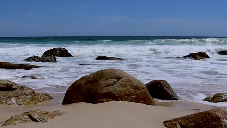 Olas-Entrando-En-Una-Playa-Rocosa-A-1080p-A-30fps