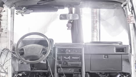 Restauración-Del-Interior-De-Una-Camioneta-Clásica---Lapso-De-Tiempo-En-Blanco-Y-Negro