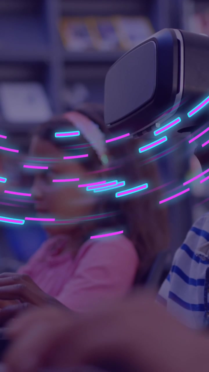 Animazione di forme 3D luminose su ragazzo afroamericano che usa un visore VR