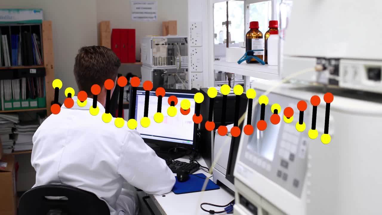 animación de una cadena de adn girando sobre un científico masculino usando una computadora