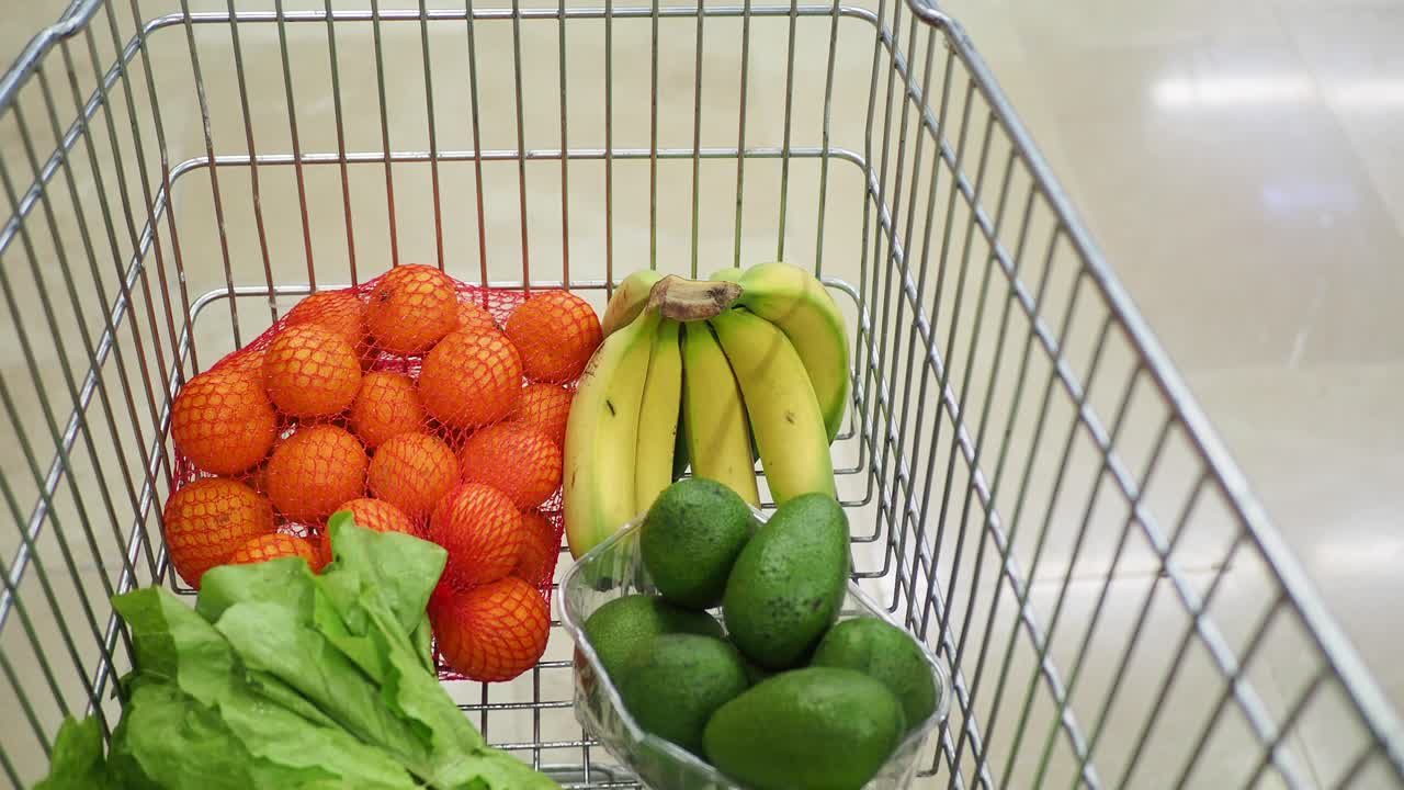 carrito de compras con frutas y verduras