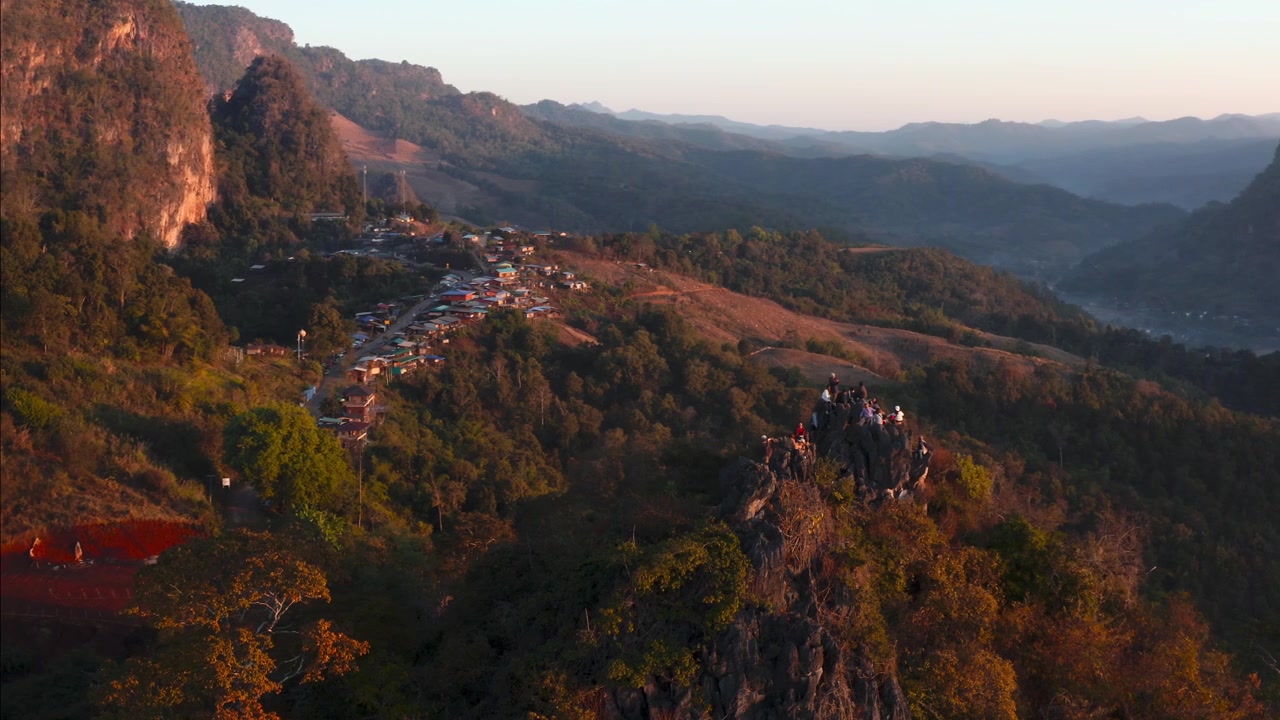 Caminhantes Observando a Paisagem da Vila de Ban Jabo de um Pico Elevado em Mae Hong Son, Tailândia