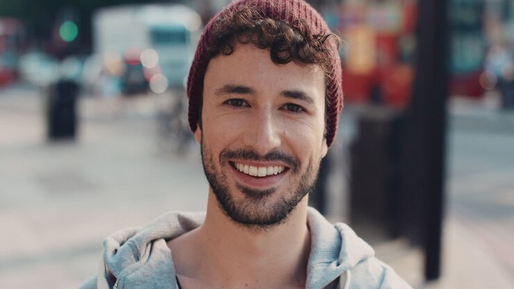 Ritratto in slow motion di un uomo caucasico carino e felice che sorride