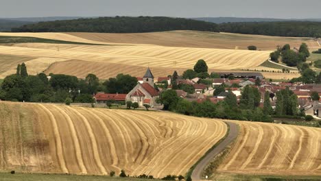 Este-De-Francia-Pueblo-Iglesia-Verano-Campos-Cosecha-Paisaje-Aéreo-Cámara-Lenta