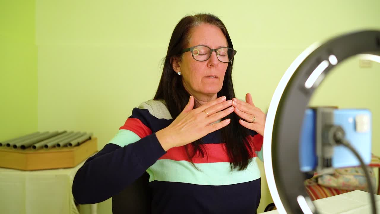 mujer haciendo yoga ejercicio de respiración, meditación aprendizaje en línea formación clase virtual - medio tiro