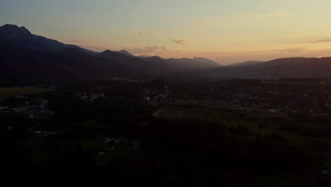 Ferienort-Am-Fuße-Der-Tatra-Bei-Sonnenuntergang-In-Zakopane,-Südpolen