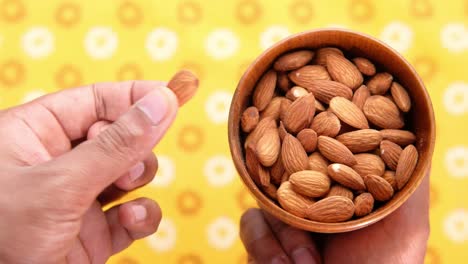 almendras en un cuenco de madera