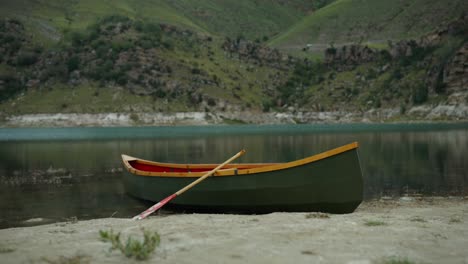 canoa en un lago de montaña