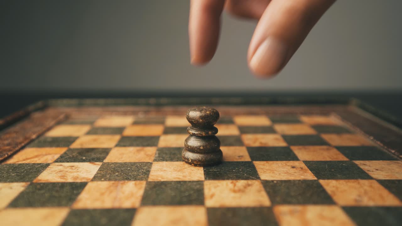 검은 전당포가 있는 아름다운 체스판