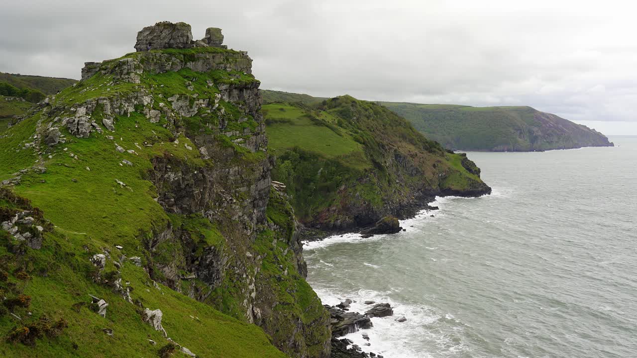 formación rocosa monumental que sobresale de la costa de north devon en el valle de las rocas cerca de lynton y lynmouth