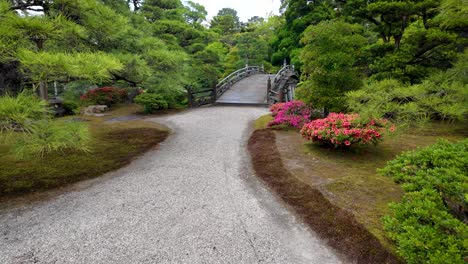 Spazieren-Sie-Durch-Den-Exquisiten-Japanischen-Garten-Des-Kaiserpalastes-Von-Kyoto