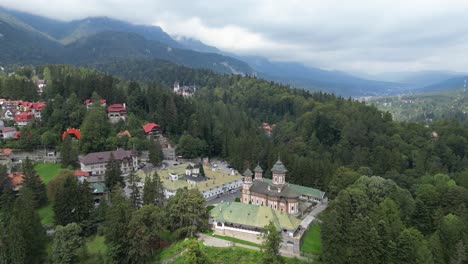 Sinaia-Kirche,-Kloster-Und-Schloss-Peles-In-Den-Karpaten,-Rumänien---Antenne-4k