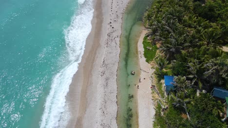 los patos, el río más corto del caribe, vista aérea durante un día ventoso con fuertes olas junto al río