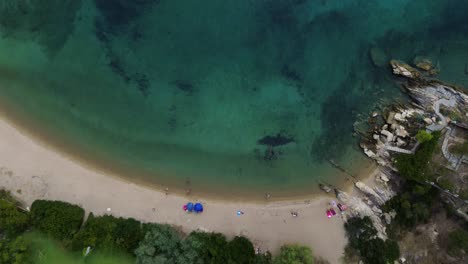 Impresionantes-Vistas-Aéreas-De-La-Playa-De-Spathias,-Nikiti,-Grecia---4k-Drone