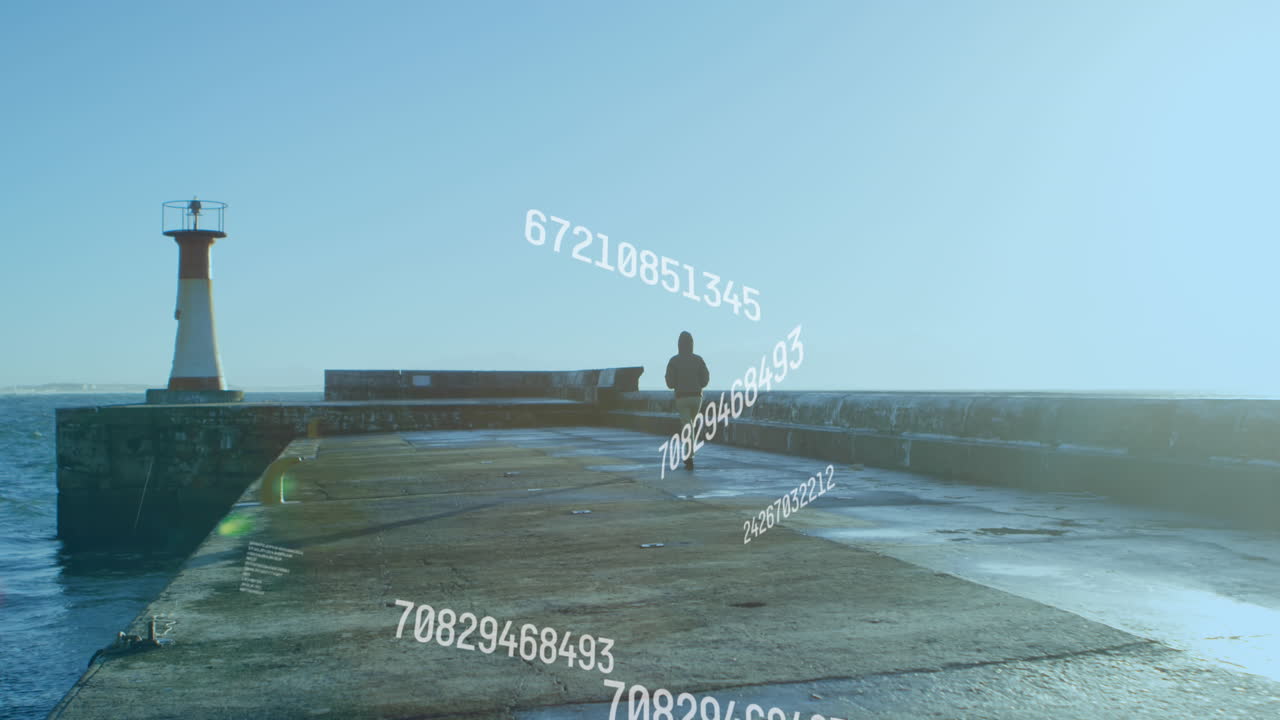 анимация обработки данных над женщиной, идущей по пирсу