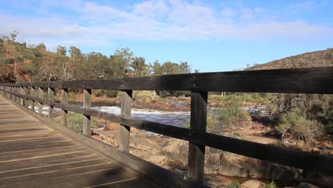 Bells-Rapids,-Puente-De-Madera-Sobre-El-Río-Swan---Perth-Australia