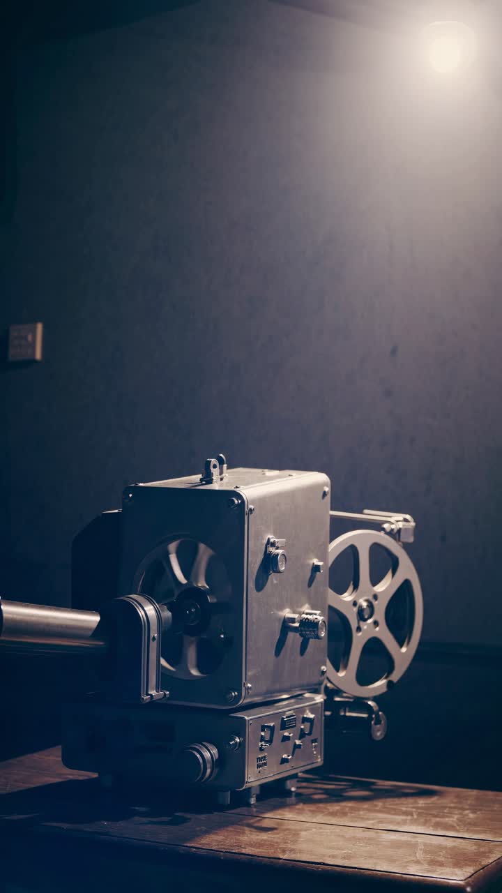 Videoproiettore vintage su un tavolo di legno, ripreso da una angolazione bassa
