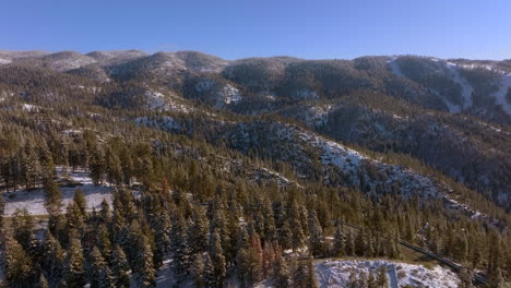 Vista-Aérea-Panorámica-Del-Paisaje-Montañoso-En-El-Lago-Tahoe,-Nevada