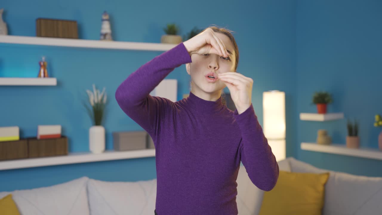 mujer asiática infeliz haciendo un corazón con las manos y sonriendo.