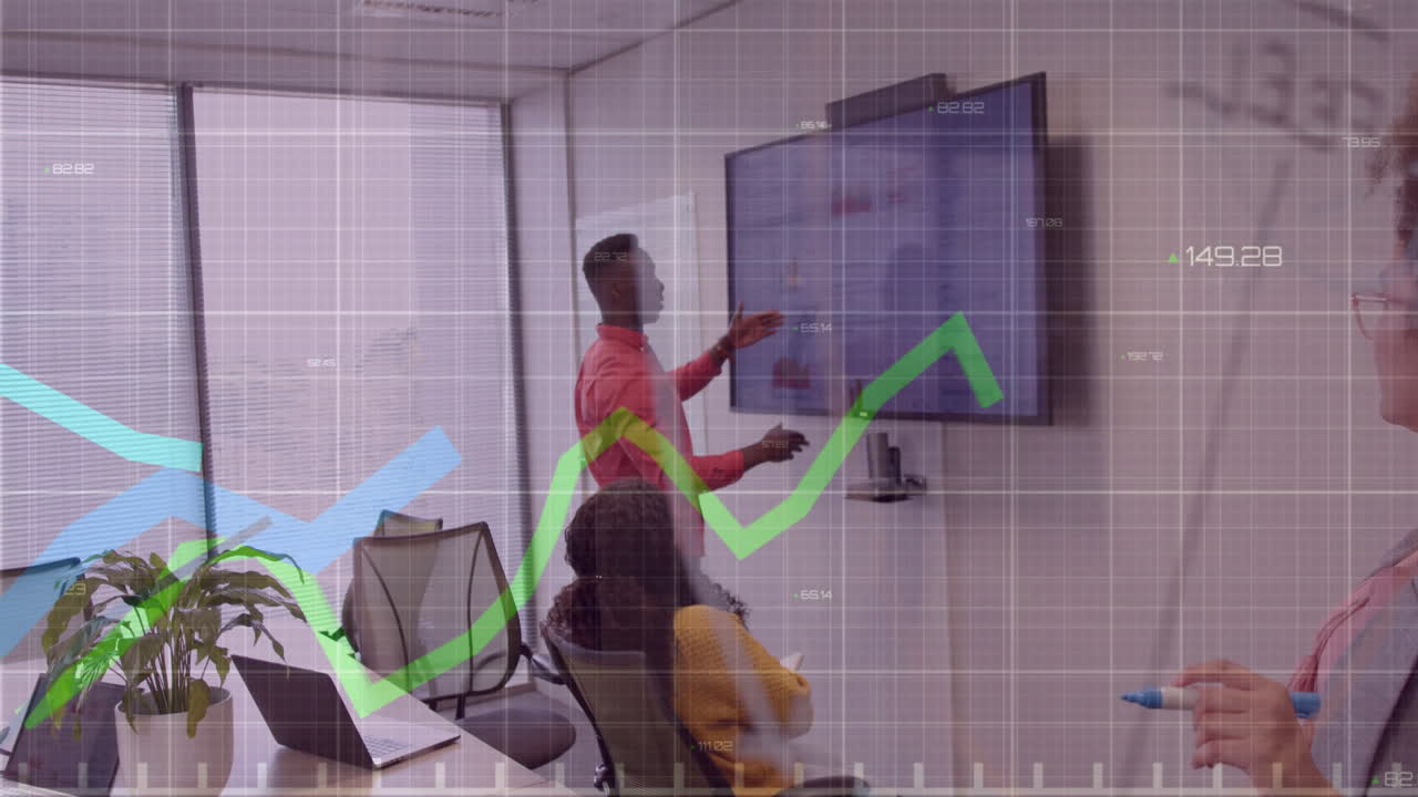 animación del procesamiento de datos financieros sobre diversos empresarios en la oficina.