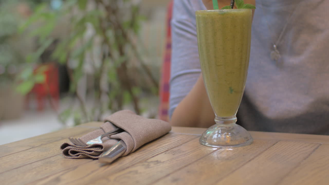 Bere un frullato alla menta in un caffè