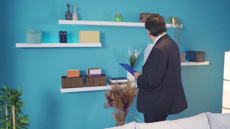 el alguacil que hipoteca la casa del deudor.