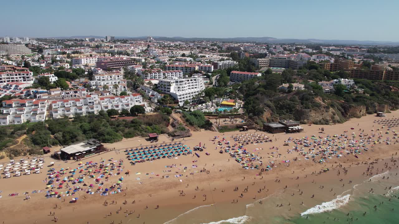 Luftaufnahmen der schönen Strandpromenade von Albufeira in Portugal