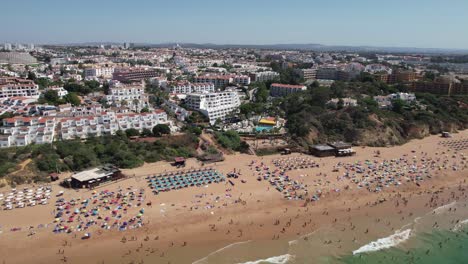 Luftaufnahmen-Des-Wunderschönen-Strandes-Von-Albufeira-In-Portugal