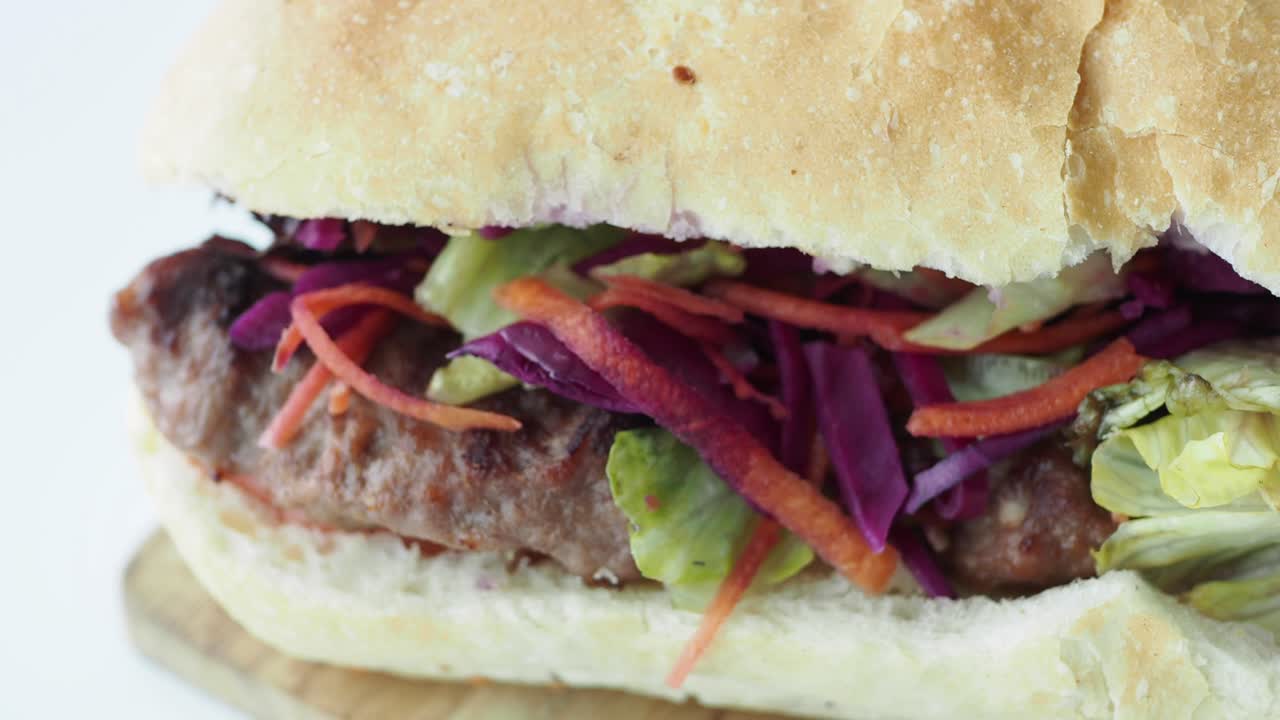 un delicioso sándwich de carne a la parrilla