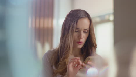 mujer usando un teléfono inteligente en casa