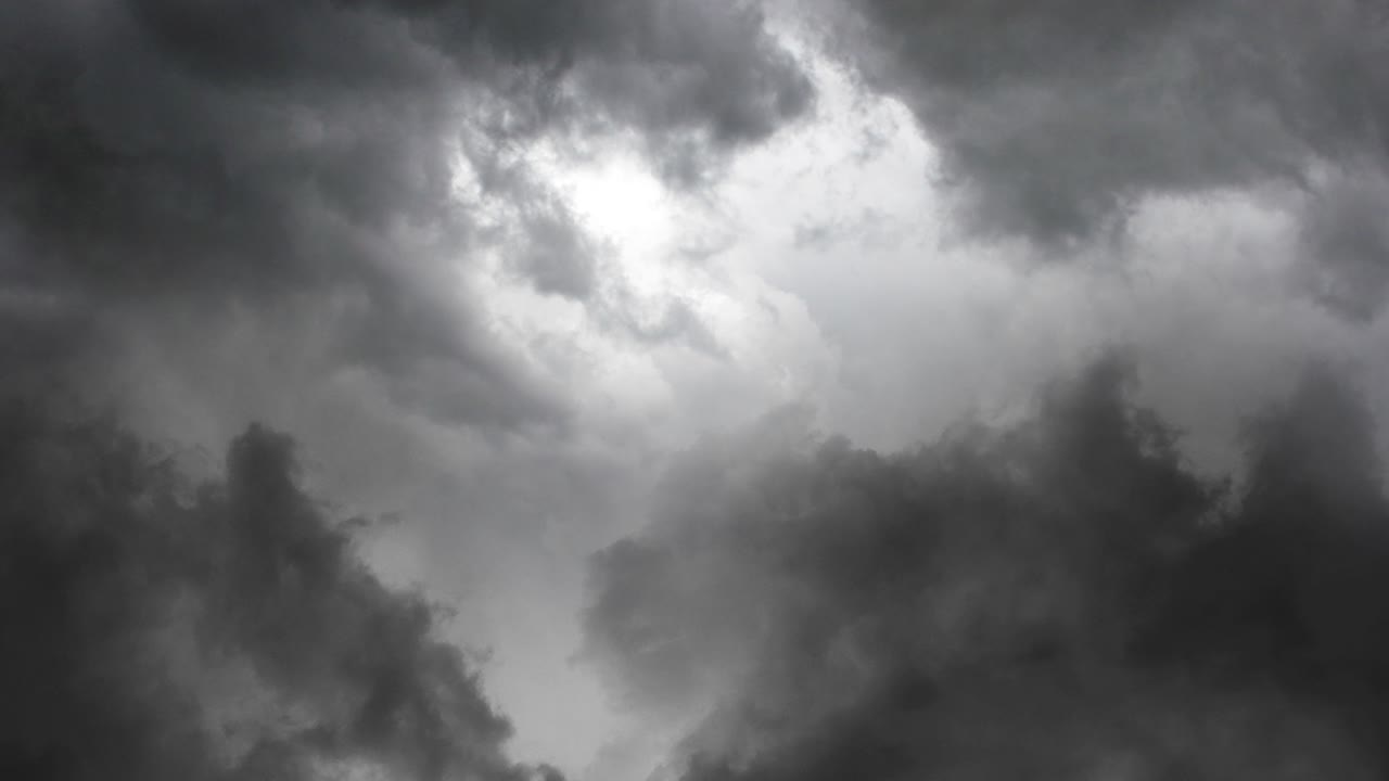 vista en 4k de las nubes de tormenta nocturna