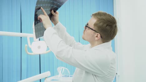 dentista revisando las radiografías dentales