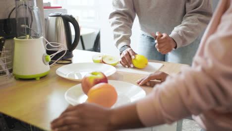 mujeres cortando frutas