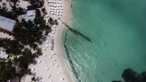 Eine-Drohnenaufnahme-Eines-Wunderschönen-Nordstrandes-Mit-Weißem-Sand-Auf-Der-Isla-Mujeres-Mexiko