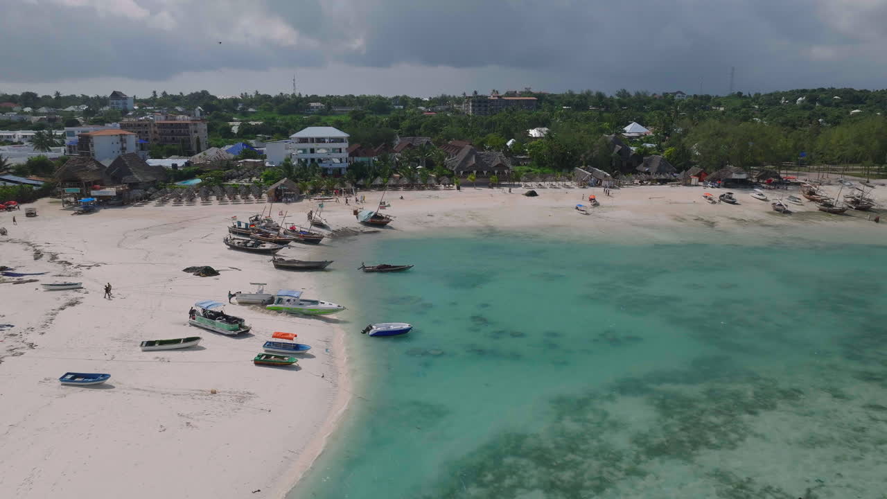 Kumlu plajın havadan görünümü, tekneler ve insanlar arka planıyla, Kendwa köyü, Zanzibar, Tanzanya