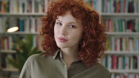 Retrato-De-Una-Encantadora-Joven-Bibliotecaria-Parada-En-La-Biblioteca-Atractiva-Estudiante-Sonriendo-De-Cerca