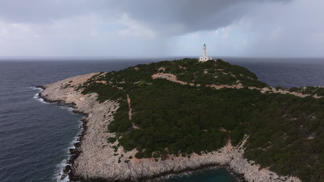 Hoàng hôn ấm áp rọi sáng hải đăng Lefkada và những vách đá hiểm trở
