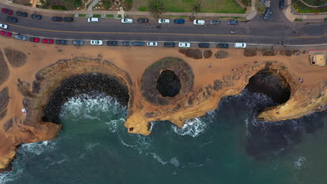 Vista-De-Arriba-Hacia-Abajo-De-Drones-Del-Punto-De-Luscomb-Y-La-Cueva-De-Los-Acantilados-De-La-Puesta-Del-Sol-En-San-Diego,-California