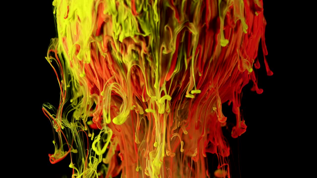 la pintura de tinta multicolor fluye lentamente de la pelota