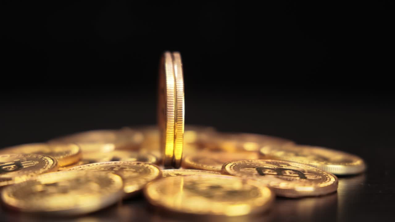 moneda de oro bit btc monedas de criptomoneda sobre un fondo negro. bitcoin es una criptomoneda mundial y un sistema de pago digital llamado la primera moneda digital descentralizada.