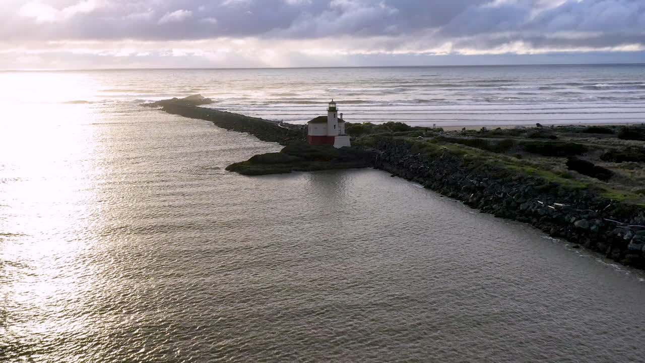 Riprese aeree del Faro di Coquille River a Bandon, Oregon