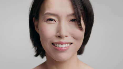 웃는 아시아 여성의 초상화