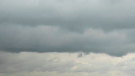 una toma de lapso de tiempo de nubes moviéndose