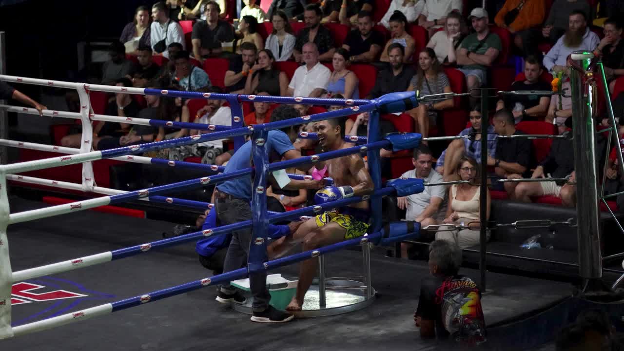 el boxeador recibe orientación del entrenador entre rondas