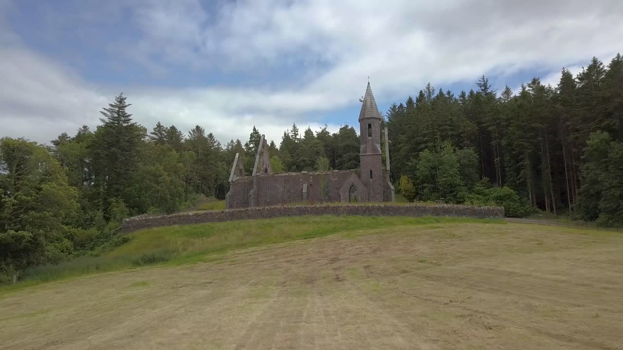 Avsløringsbilde av Tourmakeady kirke.