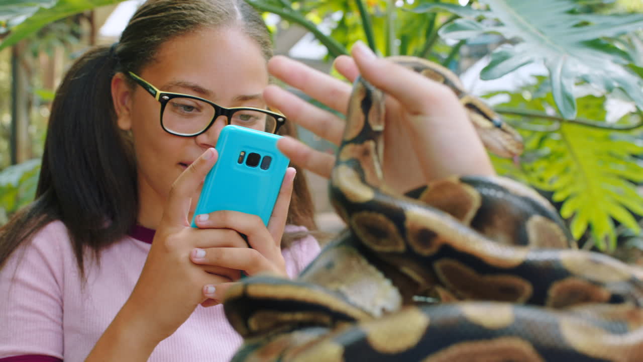 teléfono, naturaleza y chica con serpiente en las manos